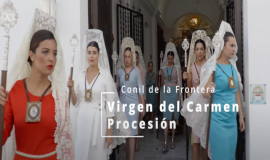 Se puede observar la salida del paso de la virgen del Carmen que lleva al niño Jesús en brazos, son tomas a pie de calle de día y de noche, en la salida se observa a mujeres que van vestidas de mantilla y vestidos de distintos colores llevando un bastón de mando de la hermandad. Se ven distintas calles por las que va pasando el paso de la virgen hasta que llega al encierro.