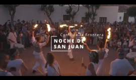 Se observa como un grupo de personas con disfraces de color de blanco hacen malabares con fuego por las calles de Conil, a la vez que van tocando música con los tambores. Al caer la noche se ve como hacen una gran fogata en mitad de la playa, siempre en vigilancia por un grupo de bomberos.