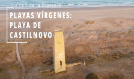 Se puede visualizar una combinación variada de planos aéreos y terrestres que visualizan distintas actividades en la playa de Castilnovo a lo largo del día, desde que amanece hasta la puesta de sol.