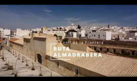 Se puede visualizar una ruta que se realiza a pie de calle por el casco antiguo, en la misma se puede visualizar al grupo de  participantes y a los actores disfrazados de época que son los guías y van explicando todos los lugares por los que se va pasando en la ruta. Se pueden ver planos de los diferentes sitios de interés y primeros planos para las actuaciones de los actores. Se aprecian las principales historias y anécdotas relacionadas con la historia de Conil y su vínculo con las almadrabas.