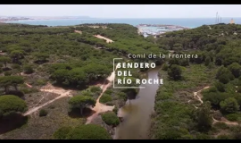 Se muestran imágenes del sendero al lado del río Roche, con planos aéreos y terrestres, en la que se puede observar la vegetación existente a lo largo de todo el sendero y también el mirador de Faro de Roche.