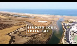 Se ofrecen vista aéreas que muestran  los sistemas de dunas y la vegetación característica de la zona con bellas panorámicas marinas. Se muestra el punto más interesante del recorrido, tanto desde el punto de vista cultural como natural, es el Tómbolo de Trafalgar, considerado Monumento Natural.