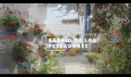 Se puede visualizar a vista de a pie un recorrido por el casco antiguo en el que se aprecian calles a las que se le han bautizado con nombres de peces,  también se ve una placa con el nombre "Barrio de los pescadores" en la calle Virgen del Carmen. En todas las calles se aprecian macetas y  flores, en el que el color predominante es el azul del mar que contrasta con el blanco de las fachadas. El recorrido termina visualizando un molino de viento que fue el primero en construirse en Conil.