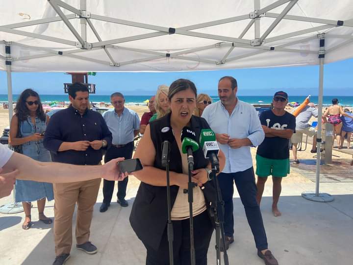 La Alcaldesa Inmaculada Sánchez Zara y el concejal delegado de Turismo y Playas, han procedido al actro de la izada de la bandera azul y de la ! de calidad