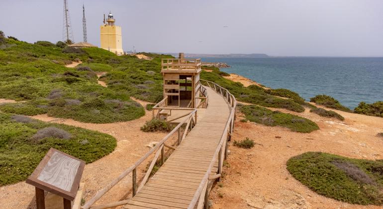 Sendero Desde El Faro Roche A La Cala Encendida