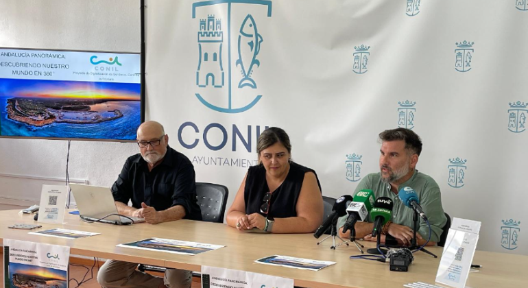 Se puede observar a la Alcaldesa de Conil Inmaculada Sanchez y al delegado de turismo José Ramón Rosado en una rueda de prensa junto al creador digital Manuel Rubio