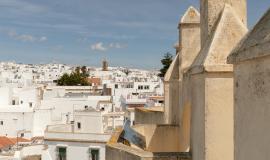 Se aprecia la vista del pueblo blanco de Conil desde lo alto de la torre de la iglesia Sta Catalina