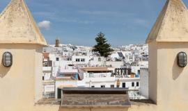 Se aprecia la vista del pueblo blanco de Conil desde lo alto de la torre entre 2 picos