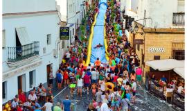 Tobogán gigante calle San Sebastián