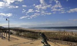 Estatua de bronce de los pescadores a pie de playa