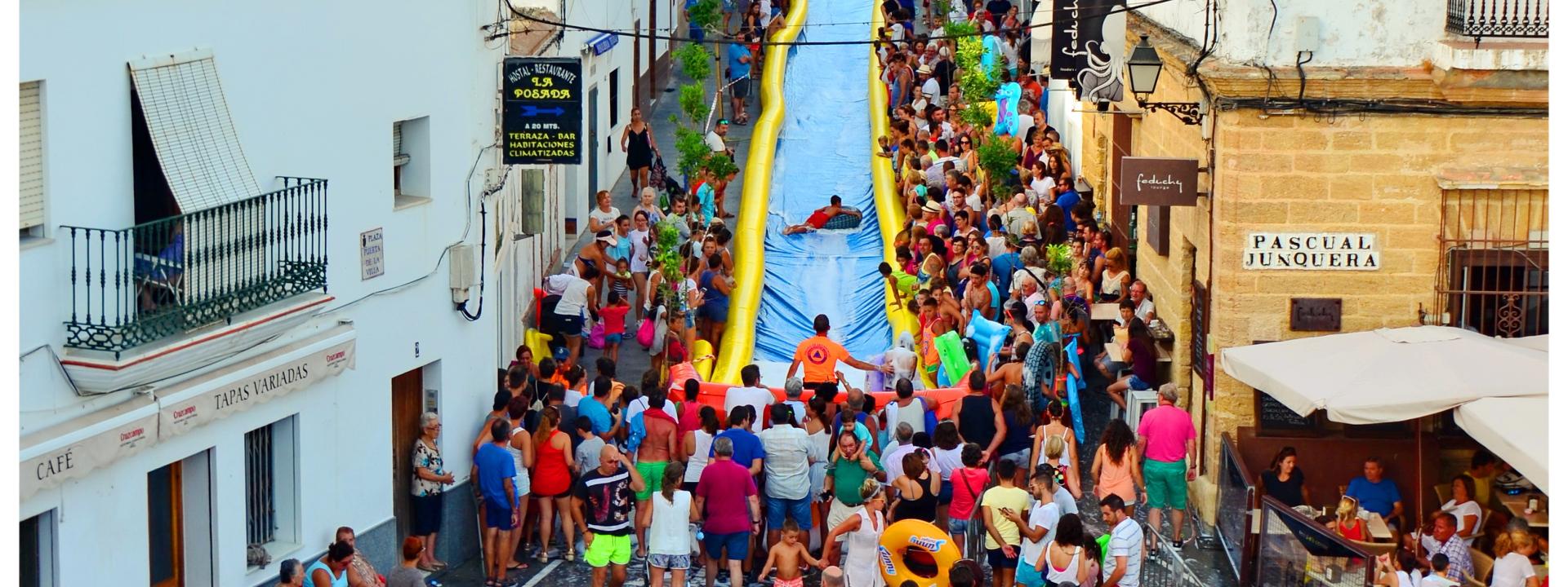 Tobogán gigante calle San Sebastián