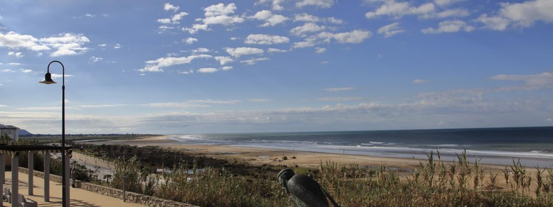 Estatua de bronce de los pescadores a pie de playa